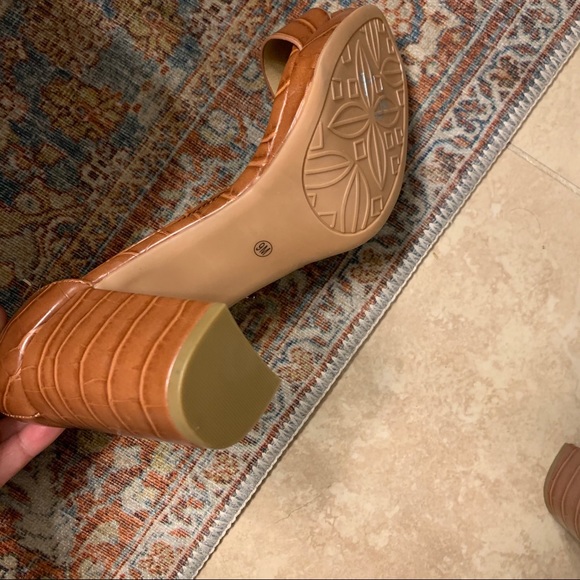 Chinese Laundry - Crocodile embossed heeled sandal - Picture 4 of 5